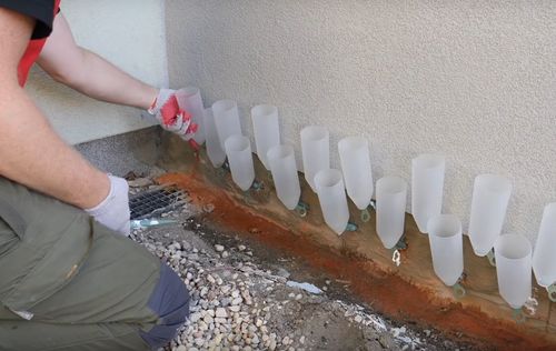 Osuszanie zawilgoconego budynku metodą iniekcji - jak przeprowadzić takie prace samodzielnie?